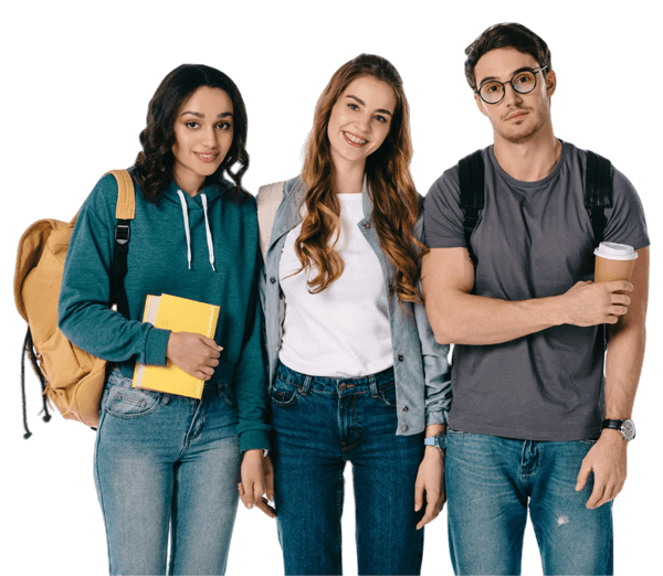 Tres estudiantes de pie con libros, mochilas y café